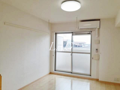 【居間・リビング】 | フェニックス | 洋室のお部屋です。