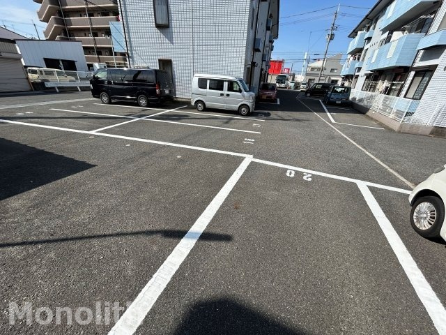 ロイヤルウイングB棟の駐車場
