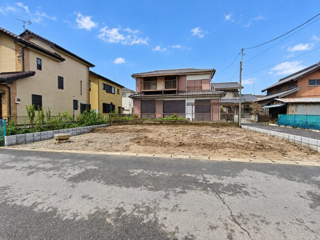 三郷市　彦江　新築戸建　全1棟の前面道路含む現地写真|落ち着いた雰囲気の外観です