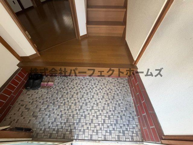 河北中町戸建　賃貸の玄関|明るい玄関です