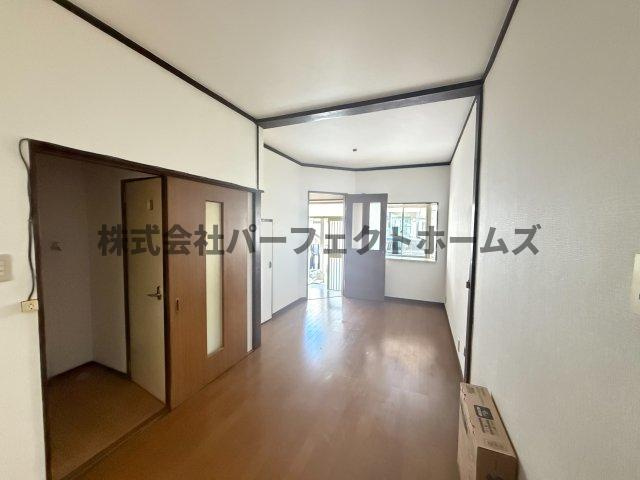 河北中町戸建　賃貸の居間・リビング|こちらの居間で趣味の時間をお楽しみください