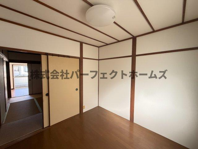 河北中町戸建　賃貸の洋室|明るい洋室です