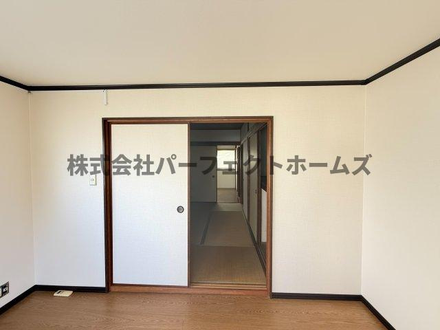 河北中町戸建　賃貸の内装|明るい色調の室内です