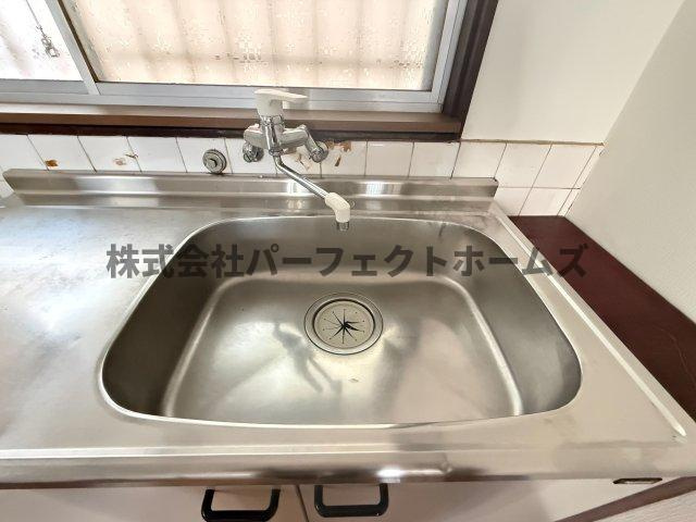 河北中町戸建　賃貸のキッチン|コンパクトなキッチンで掃除もラクラク