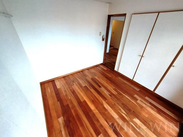 ユトリロ新川の洋室