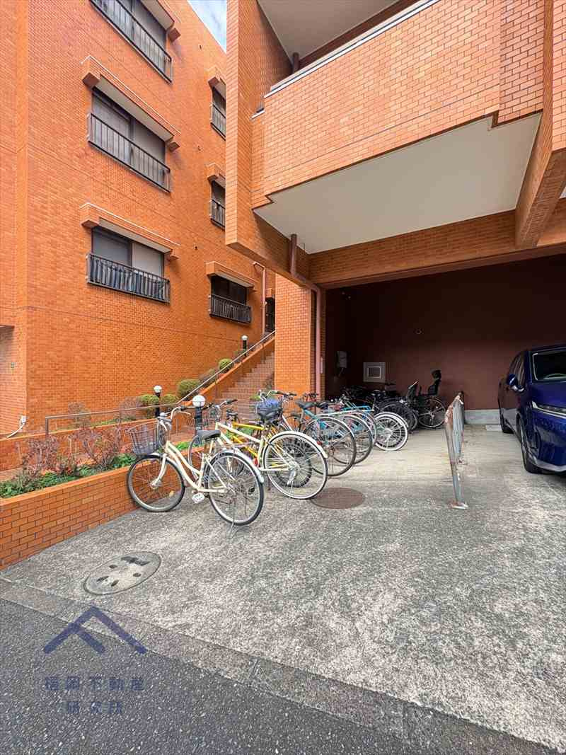 ロイヤルマンション小笹の駐車場
