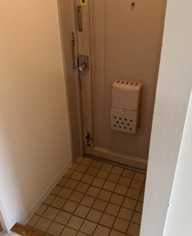 清新三興ハイツの玄関