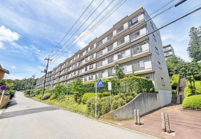 【外観】 | 椿峰ニュータウン１０５街区１号棟 | 狭山丘陵の豊かな自然の中で、ゆったりと暮らせる環境です。