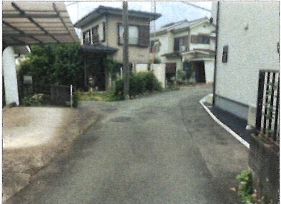 あきる野市草花　売地　の前面道路含む現地写真