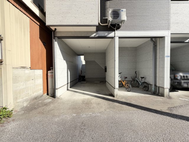 メリベル西門前 B棟の駐車場
