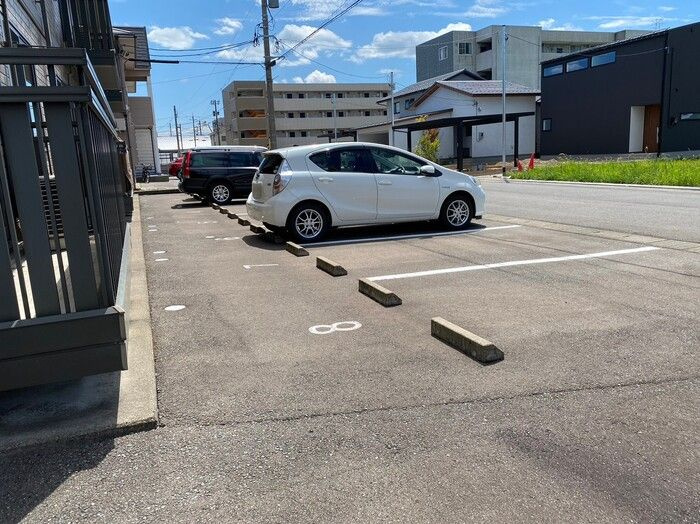 ブロケードリバー　Ａの駐車場