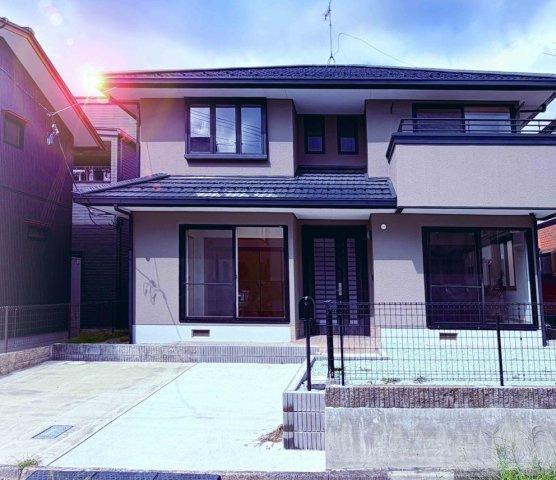 青葉区東勝山2丁目　中古一戸建ての外観|積水ハウス施工の軽量鉄骨造2階建。外壁・屋根塗装済みです。