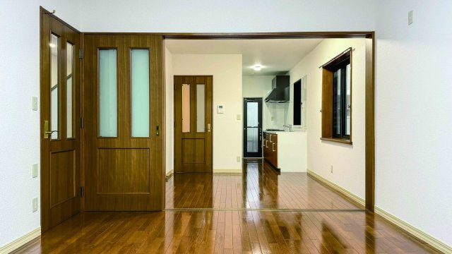 青葉区東勝山2丁目　中古一戸建ての居間・リビング|約14.9帖のリビング・ダイニング。キッチンとつながる開放的な空間です。