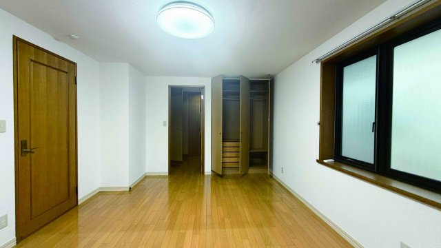 青葉区東勝山2丁目　中古一戸建ての洋室|約10.2帖の洋室（主寝室）と、たっぷりスペースのウォークインクロゼット。