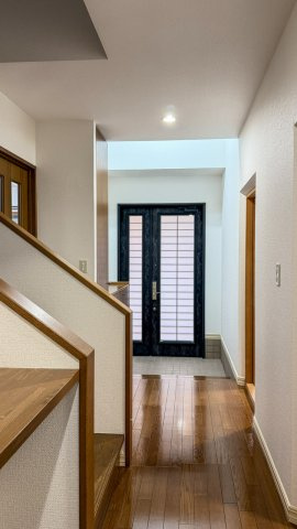 青葉区東勝山2丁目　中古一戸建ての玄関|ガラス入りの玄関ドアから続く明るいホール。階段横にはカウンターがあります。