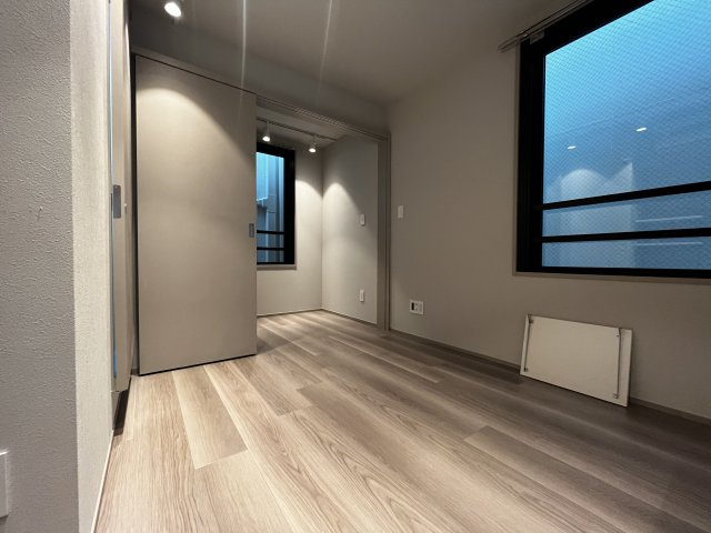 【居間・リビング】 | アピチェ南千住B棟 | こちらの居間で趣味の時間をお楽しみください