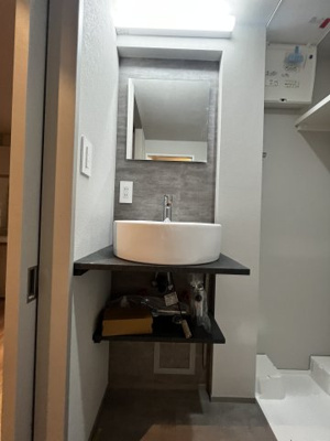 【独立洗面台】 | アピチェ南千住B棟 | 独立洗面台、小物を置くことができて便利です