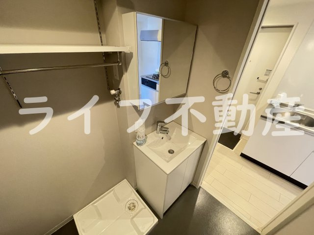 クレセントコートの独立洗面台|独立洗面台、小物を置くことができて便利です