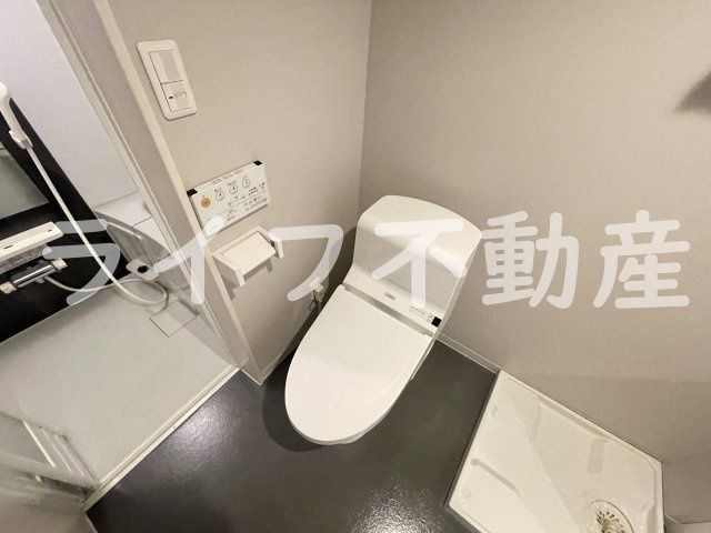 クレセントコートのトイレ|落ち着いた色調のトイレです
