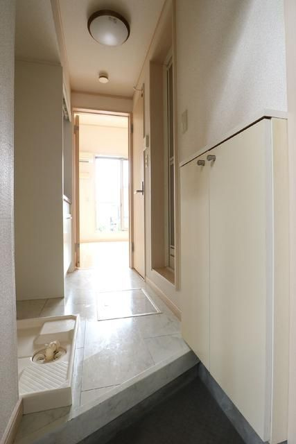 町田市木曽東３丁目のアパートの玄関