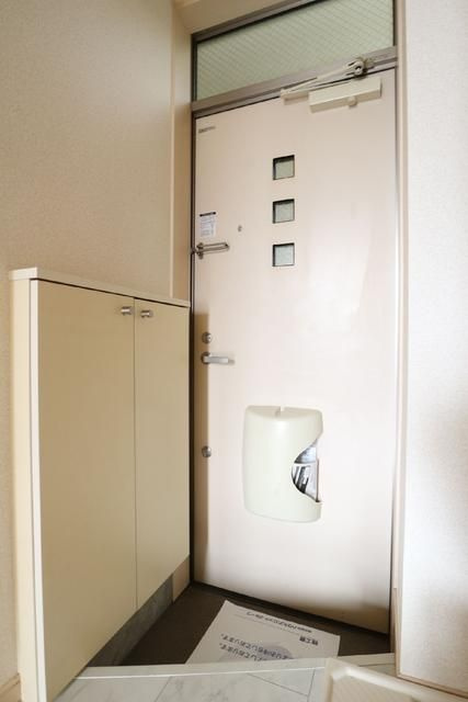 町田市木曽東３丁目のアパートの玄関