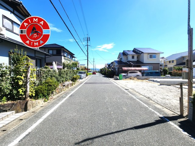 筑紫野市光が丘2丁目第2-2棟（1号棟）の外観|前面道路含む現地の写真です。