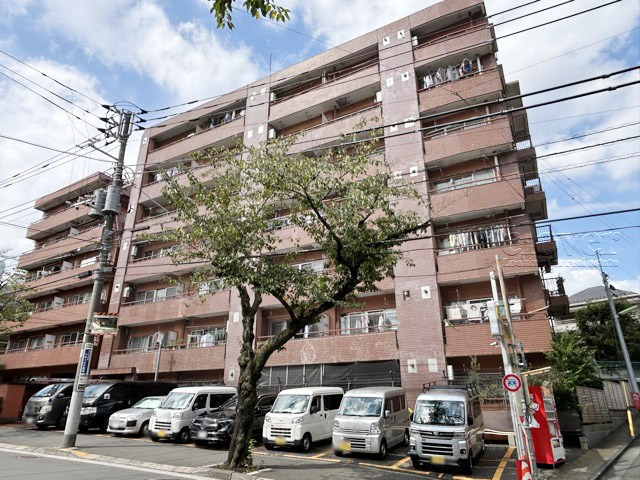 【ロビー】 | ライオンズマンション不動前 | 広々としたエントランスホール。入口の門をくぐった先にある、開放感と清潔感をあわせもつ空間です。お客様をお出迎えする際の、ロビーの役割も果たします。～即日のご見学可能～　お問合せはお気軽にどうぞ。