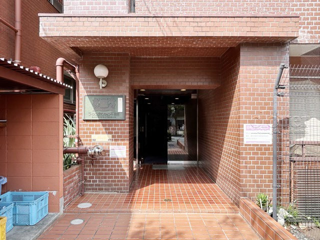 【エントランス】 | ライオンズマンション不動前 | お客様を、そして住人を出迎えてくれるマンションのエントランス。ゴミが落ちていないことからも、管理状態の良さや住民の節度の高さが見て取れます。～即日のご見学可能～　お問合せはお気軽にどうぞ。
