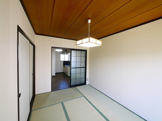 ニューハイツ東中の居間・リビング|こちらの居間で趣味の時間をお楽しみください