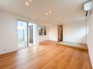 【居間・リビング】 | 甲府市古上条町 オール電化新築戸建A棟 南向き バリアフリー | 家族の団らんの場