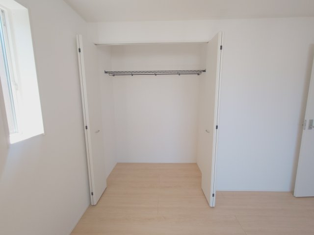 クレイドルガーデンさぬき市志度第２◇志度小学校まで徒歩６分の地震に強いオール電化住宅の収納|２号棟洋室
内部には収納棚などが設置されていて収納力が抜群で、衣類以外の大きなものも収納できます(^^♪