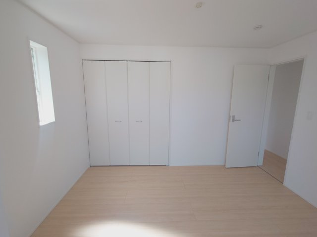 クレイドルガーデンさぬき市志度第２◇志度小学校まで徒歩６分の地震に強いオール電化住宅の寝室|２号棟主寝室
将来的な生活の変化も考慮し、ワークスペースや趣味スペースを兼ねられる余裕のある広さが魅力的な主寝室です。