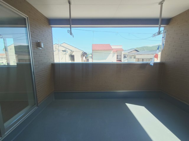 クレイドルガーデンさぬき市志度第２◇志度小学校まで徒歩６分の地震に強いオール電化住宅のバルコニー|２号棟バルコニー
天候の影響を受けにくいインナーバルコニーは、毎日の家事にかかる負担を減らすことができます。天候や花粉、夜露を気にせずに夜間に洗濯物を干せて便利です。