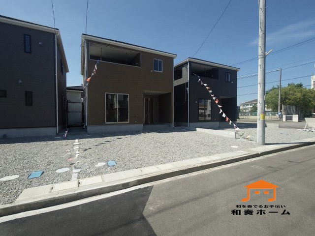 クレイドルガーデンさぬき市志度第２◇志度小学校まで徒歩６分の地震に強いオール電化住宅の外観|２号棟
濃い茶色の外壁は、落ち着きと高級感を出しつつ汚れが目立ちにくいです！砂ぼこりや泥、排気ガスなどの汚れが目立ちにくく、きれいな印象を保ちやすいメリットがあります。