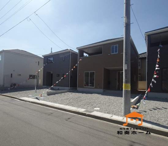 クレイドルガーデンさぬき市志度第２◇志度小学校まで徒歩６分の地震に強いオール電化住宅の前面道路含む現地写真|２号棟
駐車場スペースは３台以上のゆったりとした区画です。入居者以外の出入りが少ないので駐車が苦手な方にも安心です。家族の複数台所有や来客用駐車や将来的な車の増台にも対応しやすいです。
