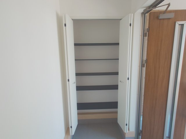 クレイドルガーデンさぬき市志度第２◇志度小学校まで徒歩６分の地震に強いオール電化住宅の収納|２号棟
一部の棚を外したり間隔を広げたりできるので、ロングブーツ、傘、子どもの外遊び用品などを置くスペースをつくれる便利な可動棚付きのシューズインクローゼットです。