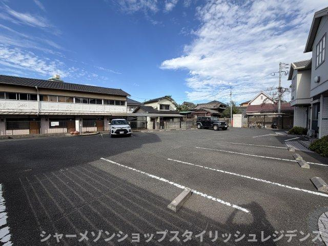 シャーメゾン花II の駐車場