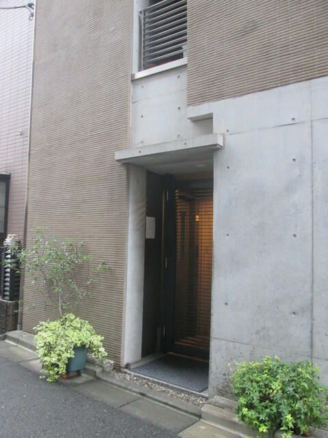 華姿ビルのエントランス