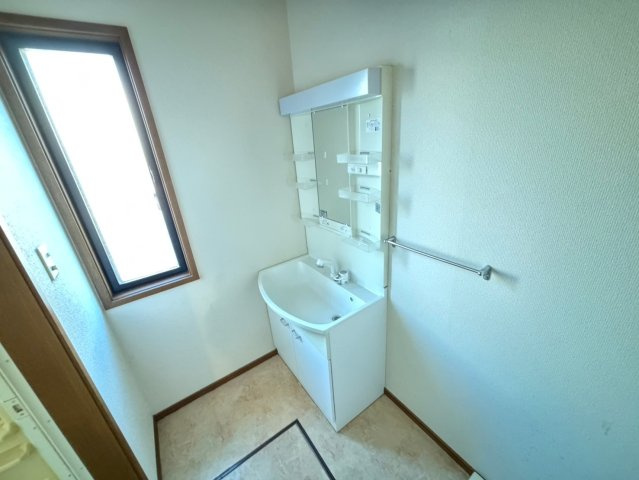 川崎市多摩区菅仙谷２丁目の一戸建ての独立洗面台