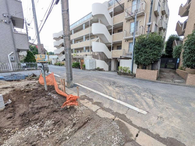 八王子市　散田町　新築一戸建て　８期の前面道路含む現地写真|～南東側6ｍ道路に面しています～
