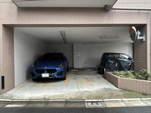 【駐車場】 | 日神パレステージ西巣鴨 | マンションの駐車場スペース。空きの有無や駐車料金、サイズ規定などについては、改めてお問い合わせください。～即日のご見学可能～　お問合せはお気軽にどうぞ。