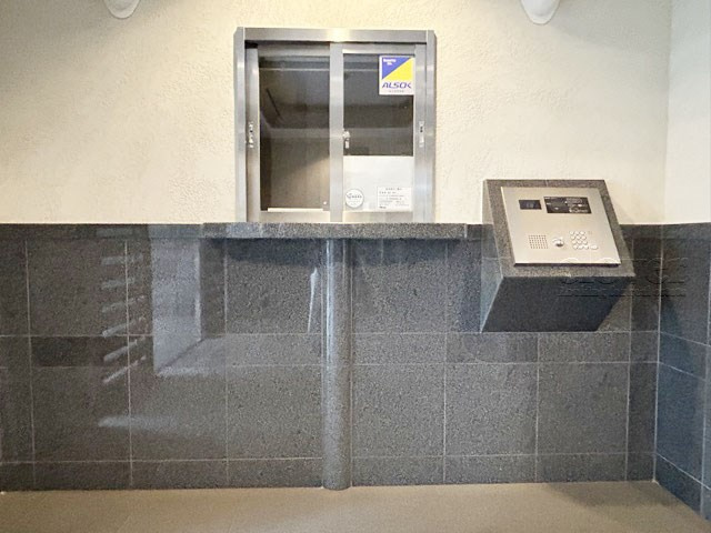 【受付】 | 日神パレステージ西巣鴨 | 管理人さんが勤務する管理室。このマンションがきれいに保たれているのは、もちろん管理人さんのおかげ。～即日のご見学可能～　お問合せはお気軽にどうぞ。