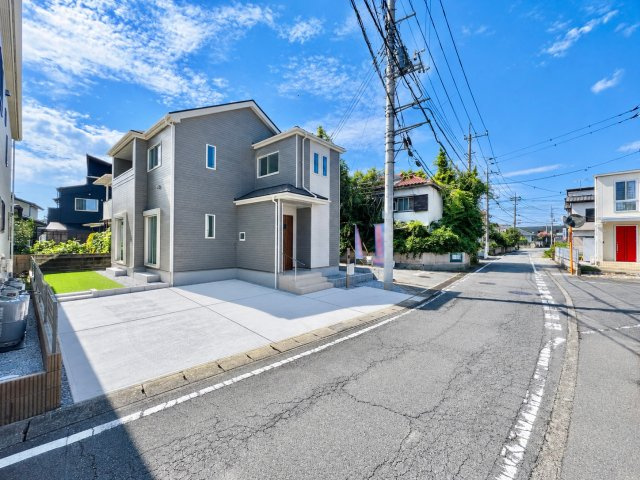 前橋市青柳町の前面道路含む現地写真|間口も広く駐車も楽々♪