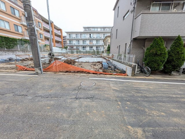 八王子市　散田町　新築一戸建て　８期の前面道路含む現地写真|～南東側6ｍ道路に面しています～