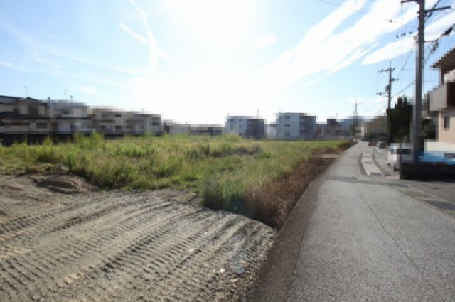 高知市一宮中町2丁目　建築条件付き　売土地　①　【全33区画】の前面道路含む現地写真|【二方（除角地）】北　幅：4.9ｍ　公道　接面：10ｍ：／南　幅：4.9ｍ　公道　接面：10ｍ