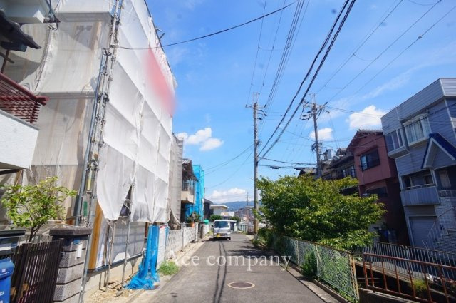 【前面道路含む現地写真】 | 東大阪市東鴻池町5丁目　【1号棟/全2棟】 | 南向き☆【前面道路幅員：約4.7ｍ☆】