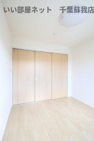 レモンハウスⅡの寝室|広くて明るい寝室