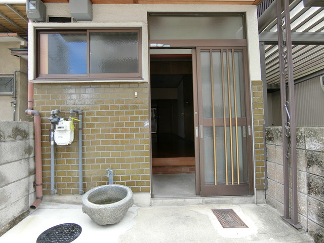 吉祥院西ノ庄西浦町テラスハウスの玄関