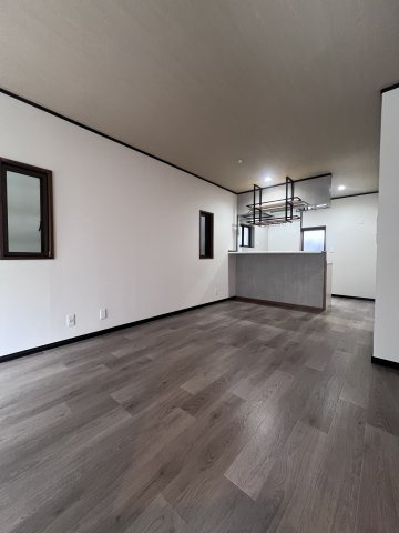 野田町8丁目貸家の居間・リビング