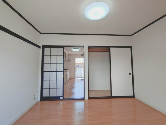 中津ハイツの内装|明るい室内です（202参考写真）